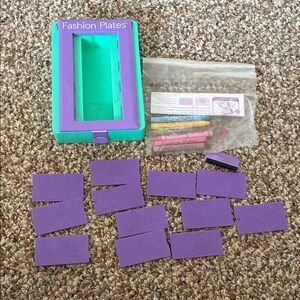 Fashion Plates Design Travel Set with Purple Plates